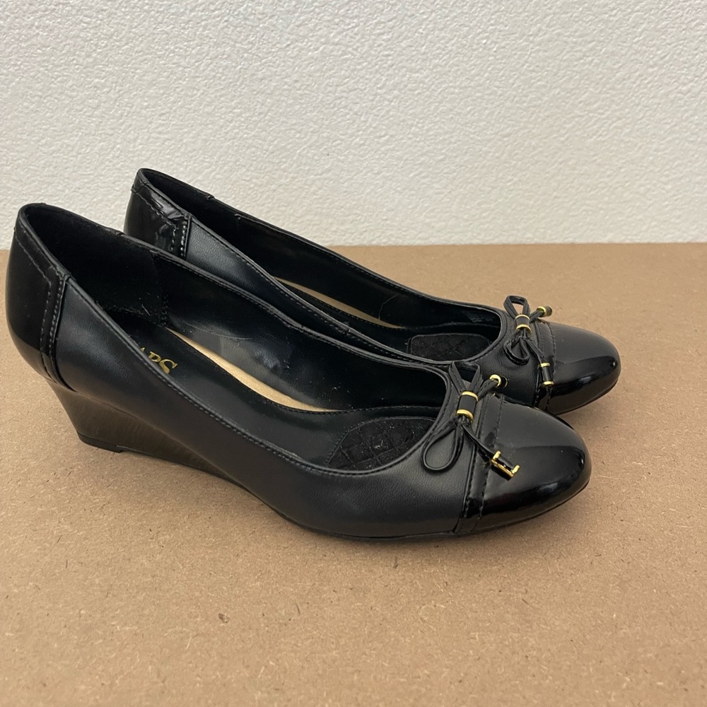 CHAPS Chic Black Wedge Shoes with Bow Accent